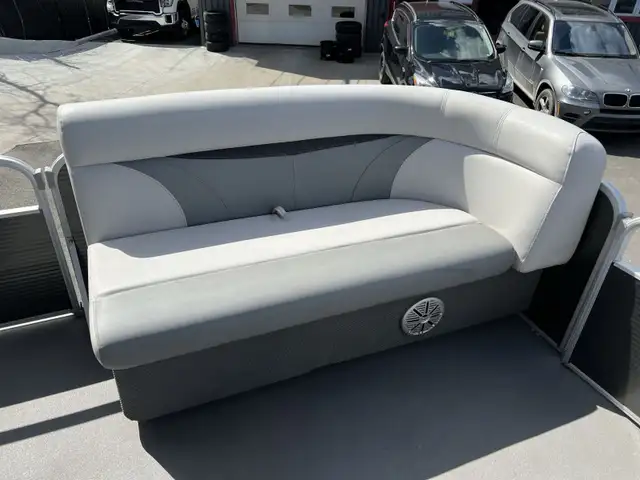 2018 Godfrey 21-FT Pontoon | Bimini Top | Ladder | Fish Finder in Boat Parts, Trailers & Accessories in Ottawa - Image 5