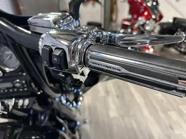 2011 Harley-Davidson Touring CVO STREET GLIDE in Street, Cruisers & Choppers in London - Image 10