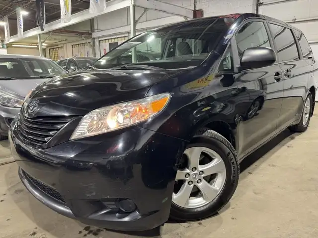 2015 Toyota Sienna LE in Cars & Trucks in City of Montréal - Image 2