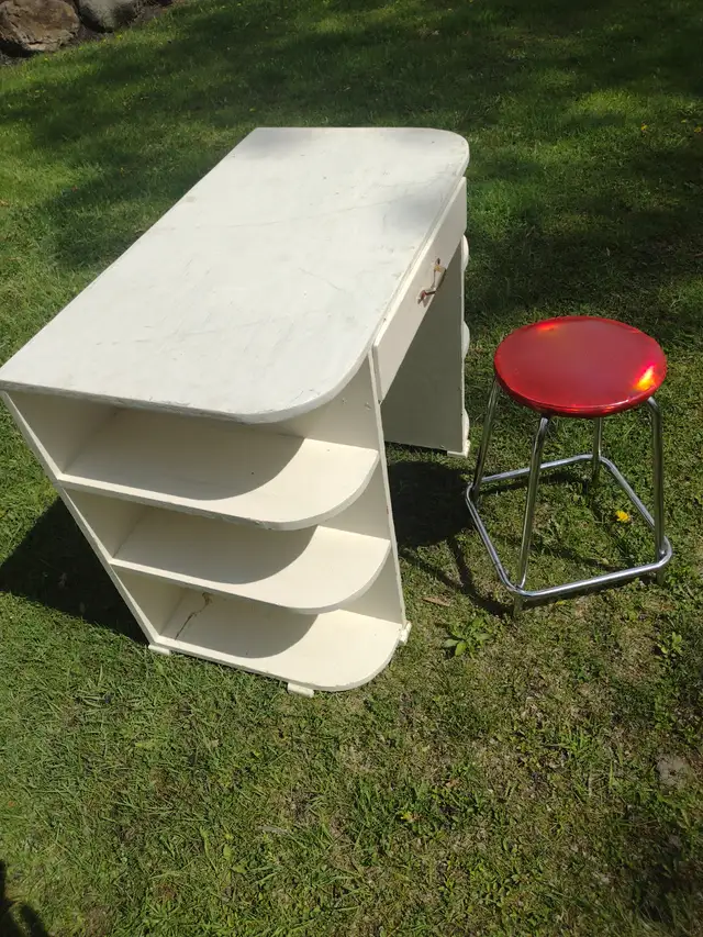 Child's desk with retro stool in Desks in Barrie - Image 10