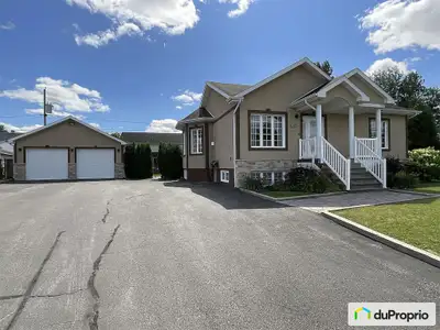 Superbe maison unifamiliale, quartier recherché, terrasse extérieure, piscine creusée, à proximité d...