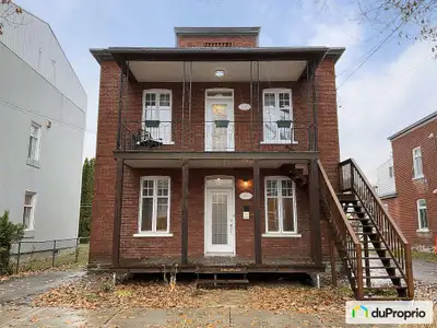 Très beau duplex près de tous les services, à deux pas du centre-ville de Joliette. Les deux 5 1/2 s...