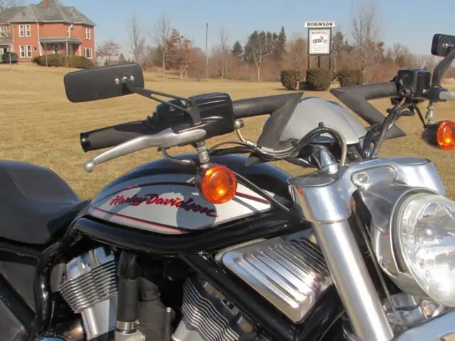 2006 Harley-Davidson VRSC R Street Rod in Street, Cruisers & Choppers in Leamington - Image 7