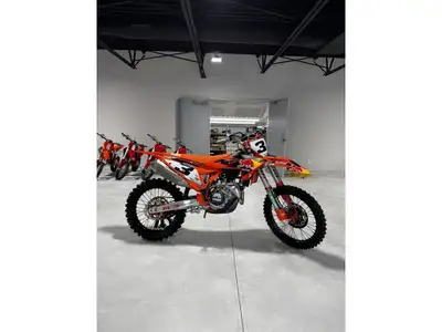 2026 KTM 450 SX-F FACTORY ED KTM 450 SX-F FACTORY ED 2026 Les photos peuvent être à titre indicatif...