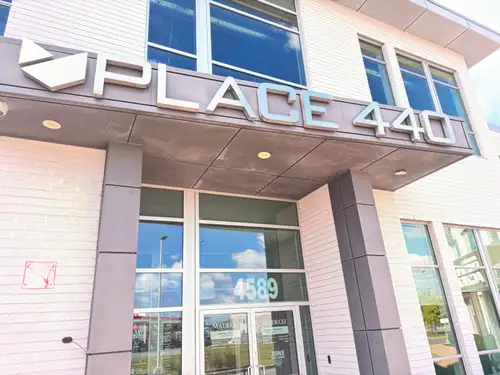 Espaces commerciaux et bureaux disponibles à Place 440 Profitez d'un emplacement stratégique au cœur...