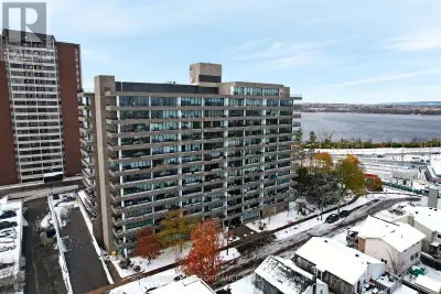 Have it all in this fabulous 2-bedroom, 2-bathroom penthouse at The Barclay. Overlooking the Ottawa...