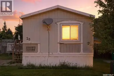 EXTREMELY well-maintained mobile home in Wildwood Mobile Estates. 3 bedrooms and 2 full bathrooms sp...