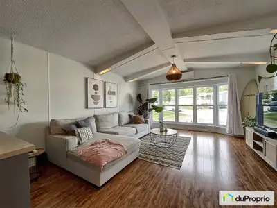 Découvrez cette charmante maison mobile située dans un secteur paisible, directement au pied de la m...