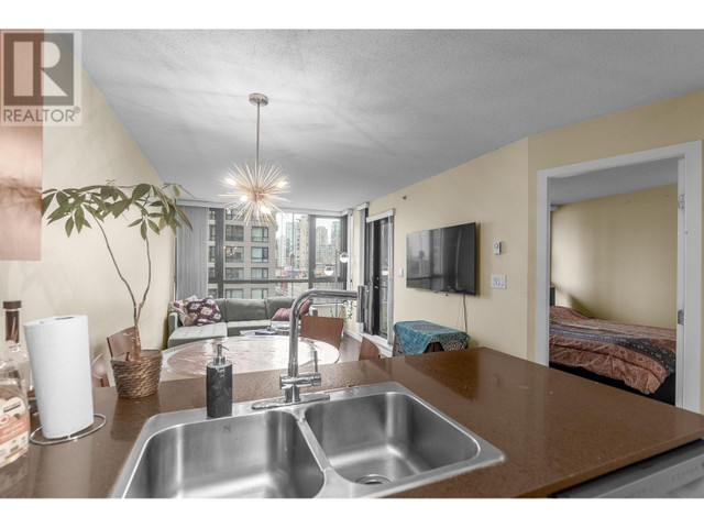 906 909 MAINLAND STREET Vancouver, British Columbia in Condos for Sale in Vancouver - Image 2