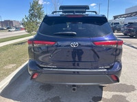 Welcome to Country Hills Volkswagen 2022 Toyota Highlander XLE AWD Our team of knowledgeable profess... (image 3)