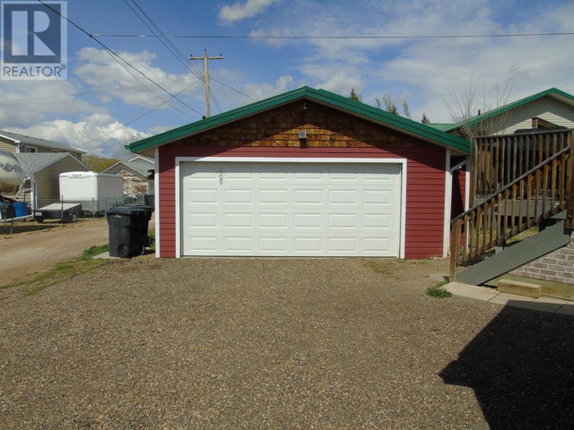 405 1 Avenue Drumheller, Alberta in Houses for Sale in Calgary - Image 2
