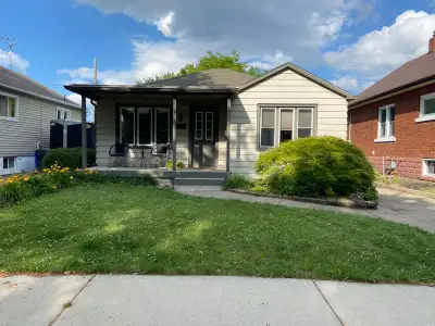 Beautiful 2 bdrm,1 bath home w/ A/C and Backyard Oasis!