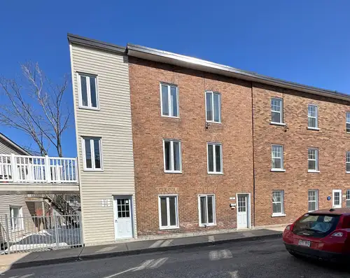 Pour le PREMIER JUILLET 2026. 4 ½ entrée PRIVÉE. Constitué : 1) une grande chambre 2) un salon 3) un...