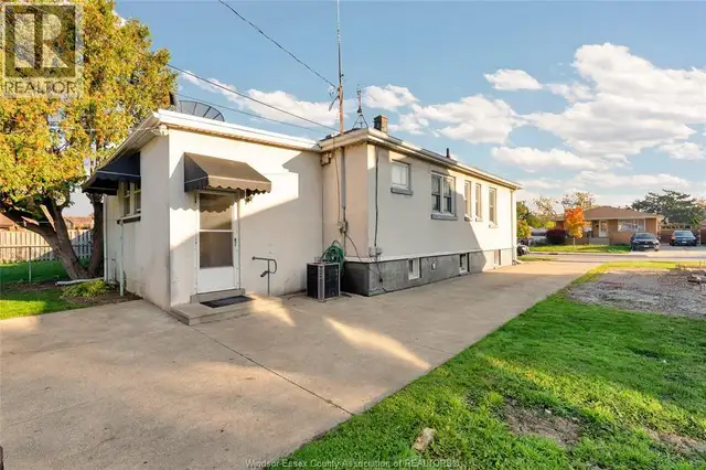 1915 OLIVE ROAD Windsor, Ontario | Houses for Sale | Windsor Region ...