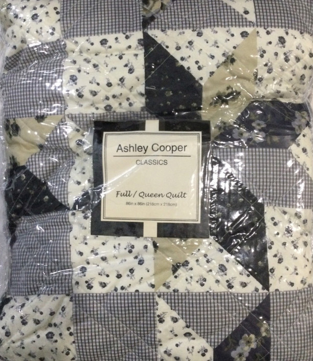 Ashley Cooper Comforter in Other in Mississauga / Peel Region - Image 2