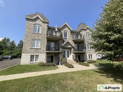 Beau condo ensoleillé offrant deux grandes chambres à coucher. Deux places de stationnements extérie...