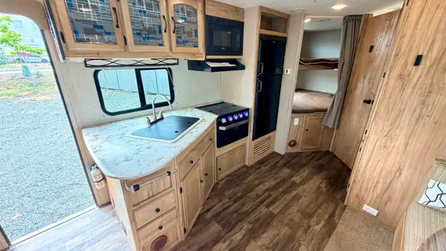 2018 Freedom Express 257BHS in Travel Trailers & Campers in Victoria - Image 11