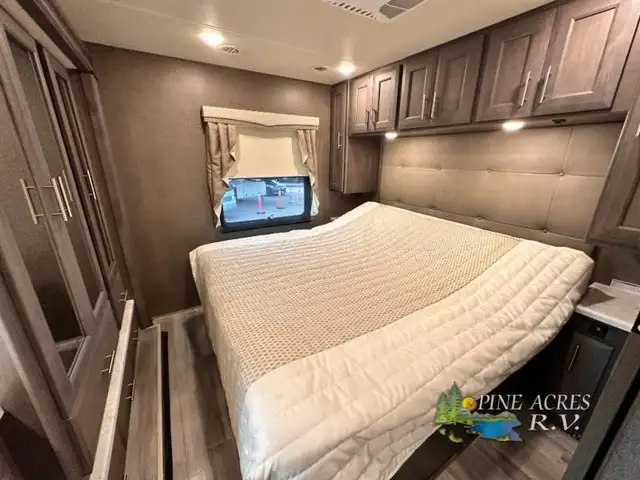 2022 Thor Motor Coach Challenger 35MQ only 6,310 Miles in RVs & Motorhomes in Moncton - Image 45