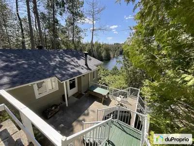 Chalet directement au bord du Lac Cloutier 4 saisons. Inclus dans la vente ponton Sylvan 2022 moteur...