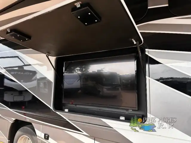 2022 Thor Motor Coach Challenger 35MQ only 6,310 Miles in RVs & Motorhomes in Moncton - Image 5