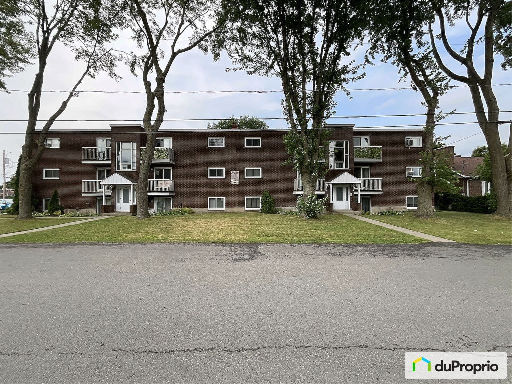 $1,800,000 - 6 units or more for sale in Victoriaville — photo 1