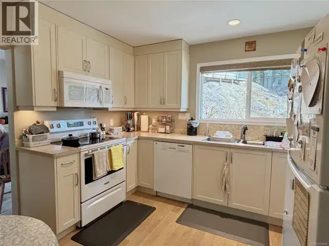 445 Chamiss Cres Gold River, British Columbia in Houses for Sale in Campbell River - Image 4