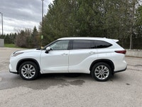 // ACCIDENT FREE!! // This 2023 Toyota Highlander Hybrid Hybrid Limited AWD is a smart choice for fa... (image 9)