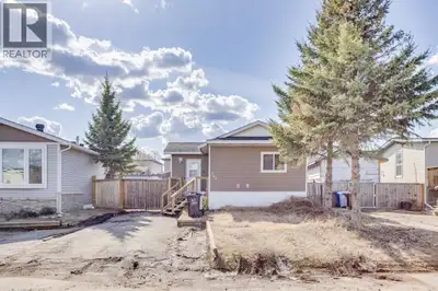 Charming & Well-Maintained Home with Detached Garage!Welcome to 244 Cokerill Crescent, a delightful...
