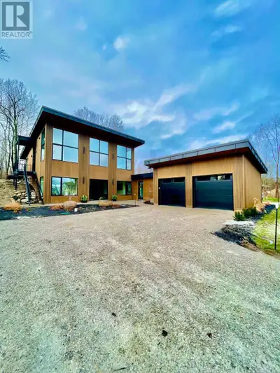 NEWLY BUILT MODERN SUMMER BEACH RETREAT available monthly for the discerning stay-cautioner. This im...
