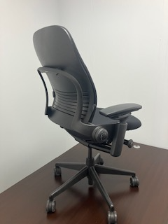 AERON chairs, pre owned plus many other high end office chairs in Chairs & Recliners in Mississauga / Peel Region - Image 9