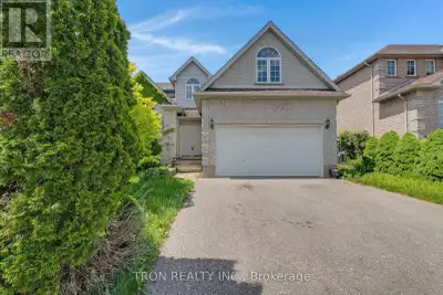 Beautiful custom built house in Upper Beechwood! Beautiful 18ft cathedral ceilings on the main level...