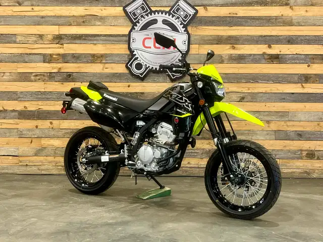 2023 Kawasaki KLX 300 SM - SUPER MOTARD + ONLY 8 KM + STREET LEG in Other in Ottawa - Image 4