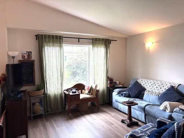 OPEN HOUSE SAT 1-3 SEPT 20. COZY HOME DOWNTOWN STEINBACH, MB63793686874753122
