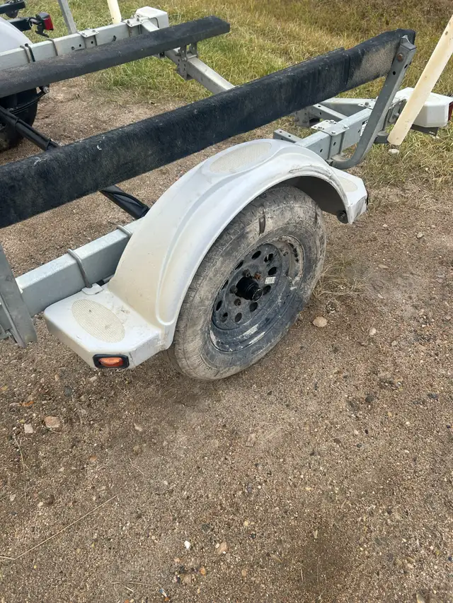 2001 EZ Loader 16' Boat Trailer in Powerboats & Motorboats in Prince Albert - Image 8