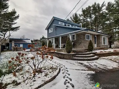 Belle maison unifamiliale de style moderne, sur un étage et demi. Négociable Rez-de-chaussée : Cuisi...