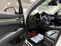 Découvrez ce magnifique Alfa Romeo Stelvio AWD 2018, un VUS de luxe qui se démarque par son design i... (image 8)