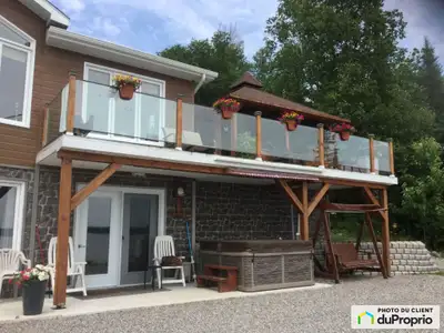 Tu te recherches un coin de paradis? De la plage à plus finir avec une pergola et table de pique-niq...