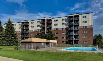 GRAND 3 ½, ENTIEREMENT RÉNOVÉ, 1185$/MOIS TOUT INCLUS, OCTOBRE