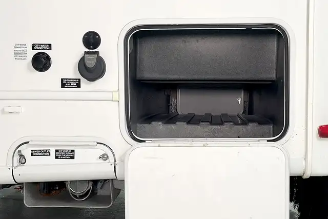 2015 Forest River Lexington 265DS – Pre-Owned Class B+ Motorhome in RVs & Motorhomes in Red Deer - Image 13