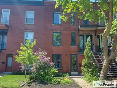 Rez-de-chaussée à Outremont. Aire ouverte, trois chambres, avec cour arrière /espace de stationnemen...