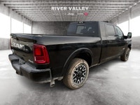 NAVIGATION SYSTEM, PARKING DISTANCE SENSORS, SATELLITE RADIO, HEATED SEATS, POWER SEATS, REMOTE STAR... (image 2)