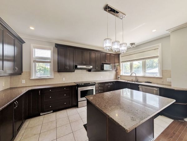 5 Bedroom Single Family Home/Garage/Fenced Backyard/Finished Bas 1