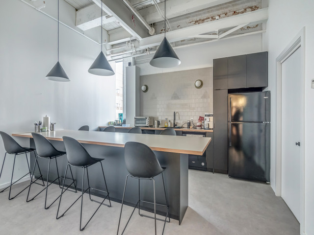 Bureaux lofts rénovés à louer Parc-Ex office space dans Espaces commerciaux et bureaux à louer  à Ville de Montréal - Image 4