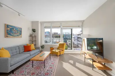 Premium large 1 bedroom with huge balcony overlooking green space with tranquil fountain. Fantastic...