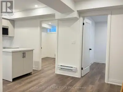 Location! Location! Location!***Short Walk to Subway, Easy Access to 401 & 404 Plenty of Shops and D...