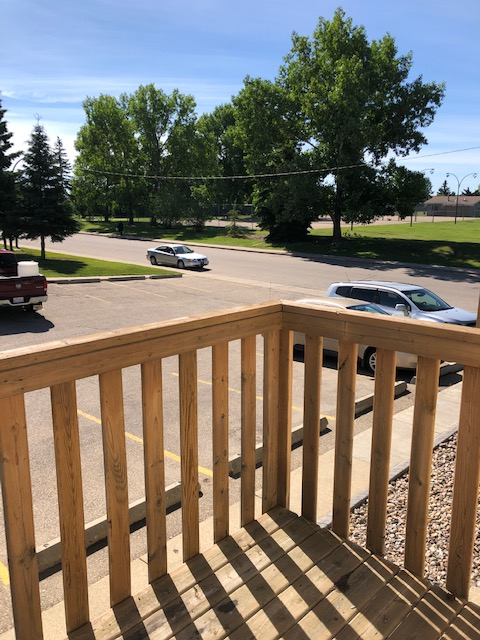 Large, Clean, 3 Bed rm, Bi level Town House, Great Area