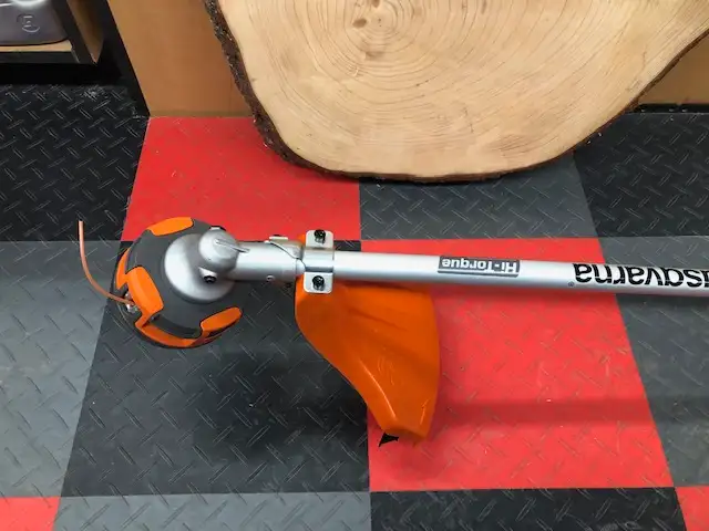 Husqvarna 330LK String Trimmer in Lawnmowers & Leaf Blowers in Belleville - Image 4