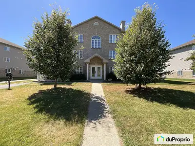 Condo 3 1/2 à vendre, pratiquement neuf (2010). Syndicat de copropriété en place et bien établi. Idé...