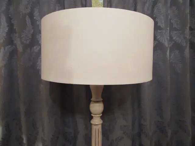 VINTAGE TALL TURNED WOOD FLOOR LAMP, SHABBY CHIC in Arts & Collectibles in City of Montréal - Image 7