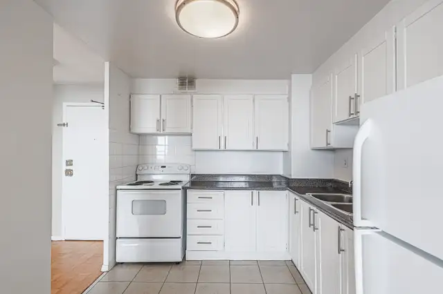 Kennedy & Queen- 1 BDRM suite with balcony - June 1st!62863765977219124